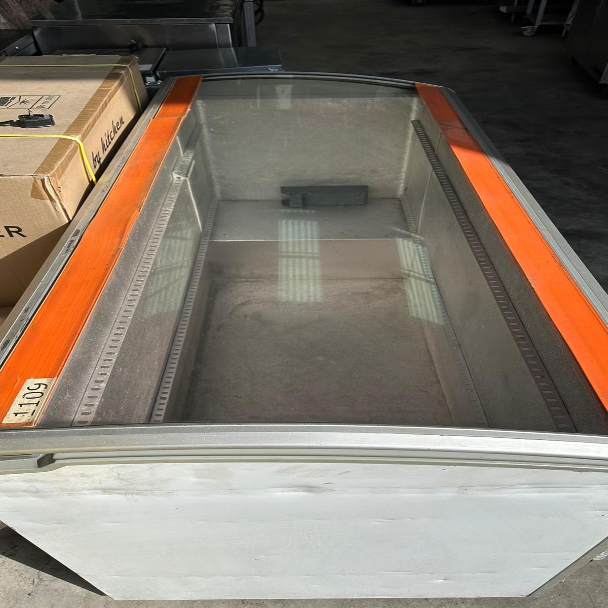 Novum 601L Glass Curve Top Display Freezer -Refurbished