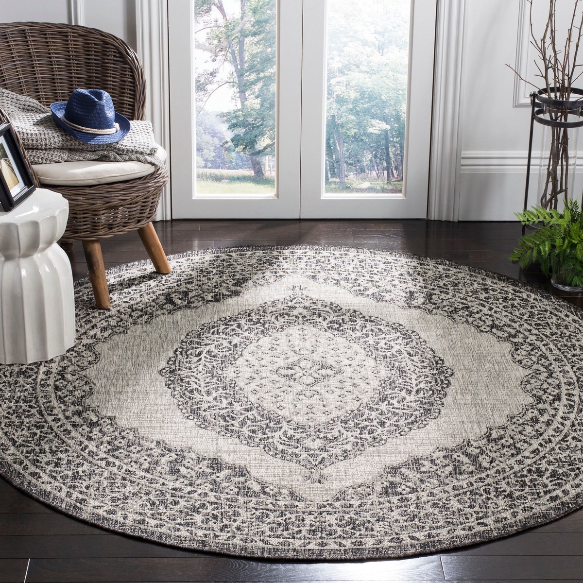 Safavieh Courtyard Napa 7 x 7 Light Gray/Black Round Indoor/Outdoor Floral/Botanical Coastal Area Rug